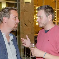 Scenograf Damir Laventić in umetniški vodja SNG Nova 
Gorica  Marko Bratuš (desno) nista skrivala navdušenja nad 
zadnjo letošnjo premiero novogoriškega gledališča.
