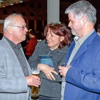 Igralec Bine Matoh (levo) se je po premieri zadržal z lektorjem 
in prevajalcem Srečkom Fišerjem ter njegovo ženo Jernejo.
