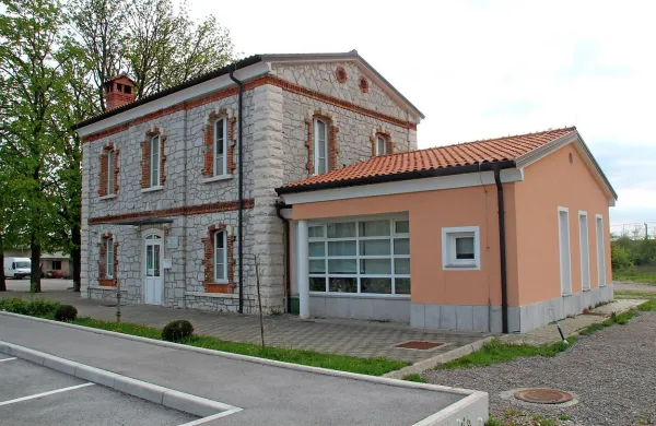 Krajevna knjižnica na Kozini je odprta le 28 ur na teden. Če bi 
sledila normativom, bi bila odprta le 15 ur. 