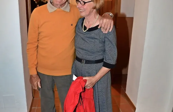 Pina Auberja je na otvoritvi razstave spremljala  življenjska 
sopotnica, fotografinja Lola Červ iz Tolmina. 