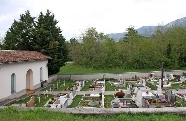 Država je odstopila nepremičnine občini, ta bo začela prenavljati mrliško vežico.  