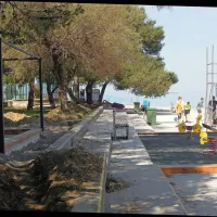 Kopališče v Žusterni je dočakalo temeljito preobrazbo. 
Delavci bodo med drugim popravili razpoke na betonu čez 
celotno kopališče. 
