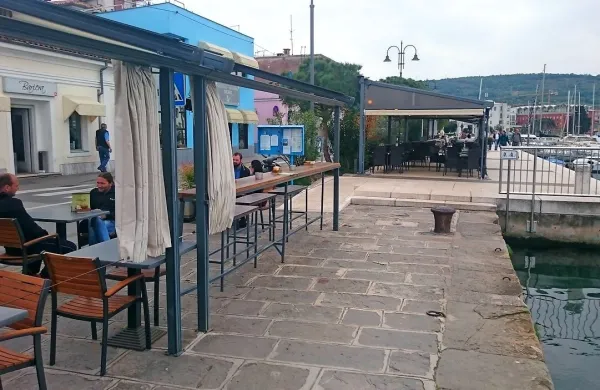Napad se je zgodil v četrtek zjutraj, potem ko sta se 29-letnik 
iz Pobegov in 26-letnik iz Izole na obrežju, tik ob morju pred 
lokalom Bariera v Izoli, sprla in stepla. 