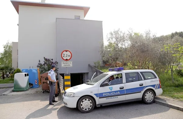 Policisti so včeraj dopoldne zavarovali vhod v garažo, 
kriminalisti so podrobno pregledali kraj   kaznivega dejanja, 
forenzični tehniki pa so zavarovali morebitne sledi storilcev.