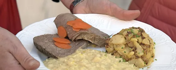 Posebna jed za poroko in sedmino, značilna za ta del Koroške:   
kuhano goveje meso s hrenovo omako in krompirjem. 