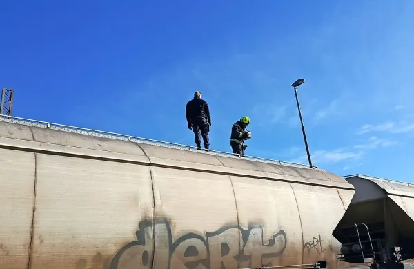Na železniški postaji v Sežani so gasilci  odprli 19 vagonov 
tovornega vlaka. V enem izmed vagonov so našli dva 
človeka.