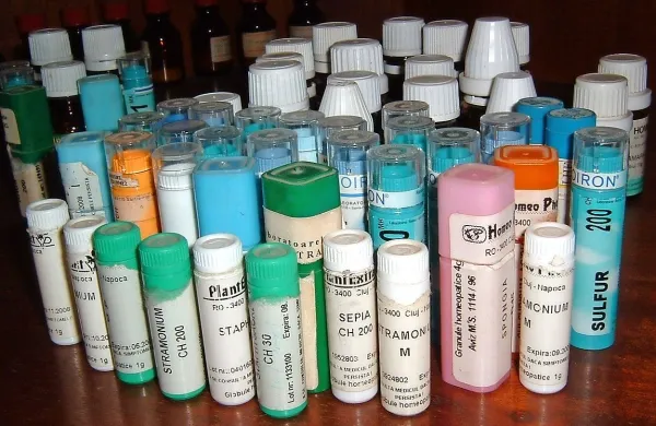 V mnogih  slovenskih lekarnah so od leta 2011  na voljo tudi 
homeopatska zdravila in bolnikom odtlej ni več treba ponje 
čez mejo.   