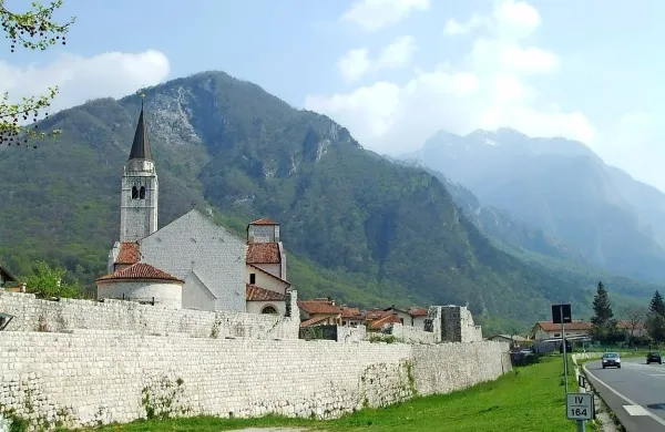 Pušja ves (Venzone) je najlepše utrjeno naselje v Italiji.