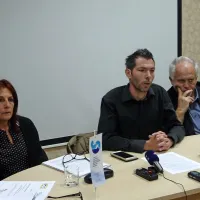 Predsednik Konfederacije sindikatov 90 Peter Majcen, predsednik Sindikata poštnih delavcev Saša Gržinič in sindikalna 
zaupnica Diana Kos (z desne) so na novinarski konferenci 
pojasnili očitke vodstvu Pošte Slovenije, da šikanira predsednika sindikata. 
