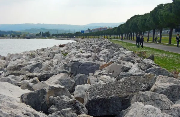  Po načrtih naj bi skalomet premaknili bolj v morje, pridobljene površine pa ozelenili in namenili 
kopalcem in rekreativcem.