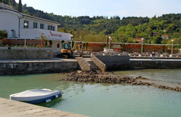  V Hotelu Barbara pojasnjujejo, da   bodo v okviru ureditvenih 
del prestavili nakopičen prod proti skalometu.   