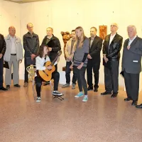 Razstavo del Miroslava Koca sta s pesmijo pospremili  
vnukinji in priložnostno sestavljen moški pevski zbor.