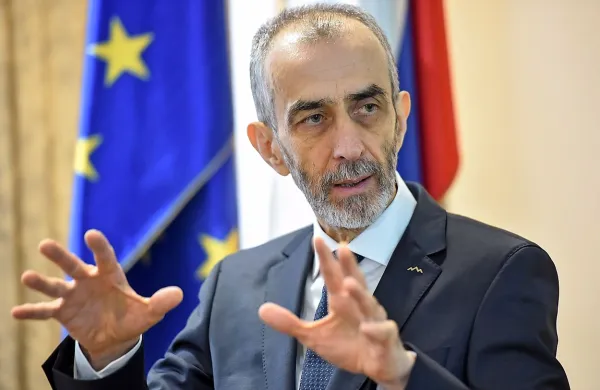 Slovenski veleposlanik v Skopju Milan Jazbec je najavil 
kandidaturo  na jesenskih predsedniških volitvah. 