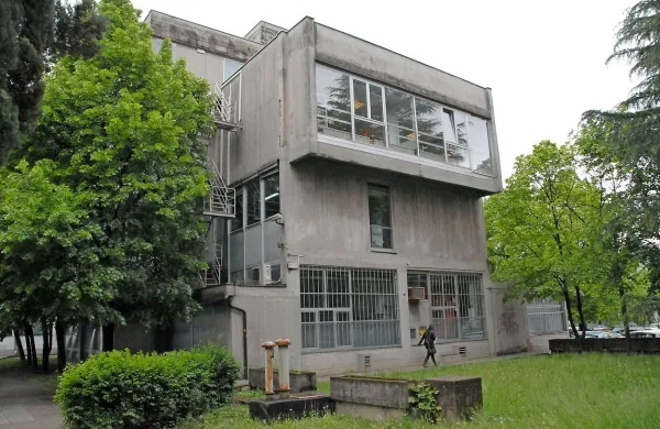 Stavba finančnega urada je dotrajana, v igri je še vedno 
selitev v Eda center. 