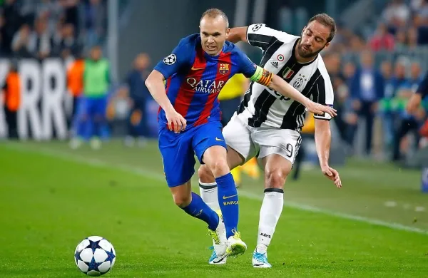 Andres Iniesta (levo) in Gonzalo Higuain bosta tudi nocoj 
imela pomembni vlogi v obračunu Barcelone in Juventusa. 