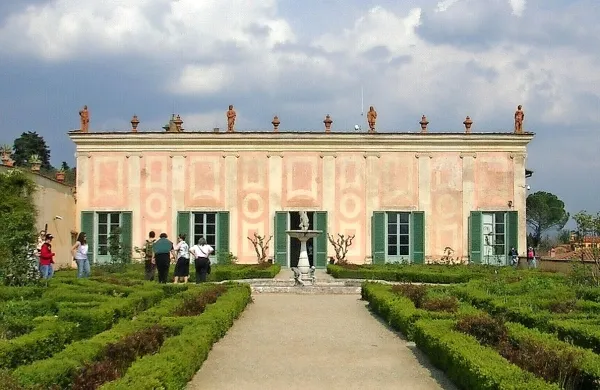 Vrtovi Boboli so eni najbolj znanih italijanskih vrtov in 
priljubljena turistična točka v Firencah.