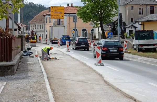 Delovni stroji se z glavne ceste skozi Pivko premikajo proti Snežniški cesti. Ta bo proti Knežaku 
zaprta do sredine junija, prav tako bo zaprta cesta proti Trnju. Obvozi bodo urejeni.

