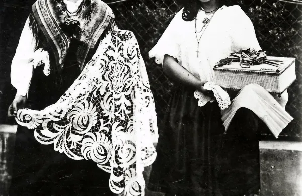 Prt, ki ga je italijanska kraljica prejela leta 1922, ni ohranjen. 
Na podlagi te fotografije pa so narisali vzorec. Skoraj sto let 
kasneje ga bodo v Štanjelu obudili. 