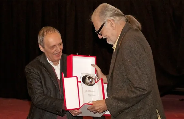 Dario Argento je Georgeu A. Romeru leta 2011 v Trstu izročil 
nagrado za življenjsko delo.