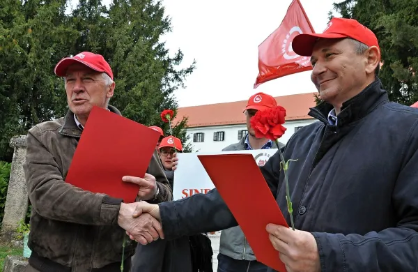 Predsednik Zveze svobodnih sindikatov Slovenije  Dušan 
Semolič (levo) in predsednik Zveze samostojnih sindikatov 
Hrvaške  Mladen Novosel sta podpisala skupno izjavo o 
nujnem dvigu plač.