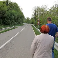 Da ljudje iz Saksida pridejo v Novo Gorico z avtobusom, 
morajo naprej pešačiti po robu vozišča in ob varovalni 
ograji.    