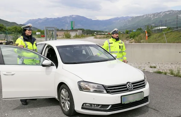 Na hitri cesti med Vipavo in Razdrtim je policijska patrulja 
dogajanje spremljala s civilnim službenim avtomobilom, v 
katerem je vgrajen video nadzorni sistem provida.