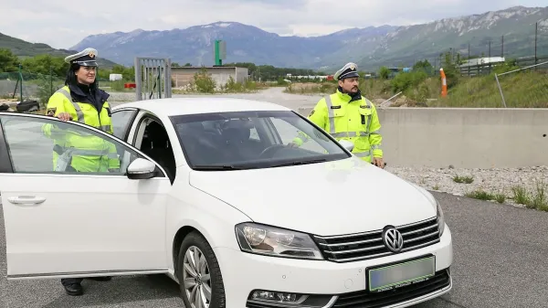 Na hitri cesti med Vipavo in Razdrtim je policijska patrulja 
dogajanje spremljala s civilnim službenim avtomobilom, v 
katerem je vgrajen video nadzorni sistem provida.