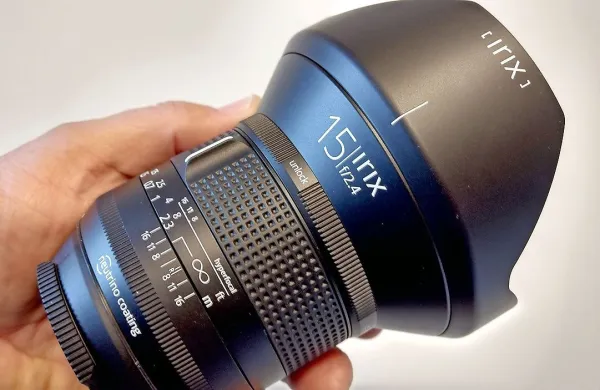Objektiv irix 15mm f/2.4 iz linije firefly je izdelan iz kakovostnih 
umetnih plastičnih mas in tehta 608 gramov.