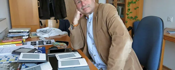 Miha Kovač: “Najbolj od vsega  me moti, da 
e-knjig, ki jih kupim, ne vidim. Imam jih v nekem 
virtualnem oblaku, ne pa na svoji knjižni polici. 
Šele potem, ko sem že bral elektronske, sem 
spoznal, da so knjige na polici del moje identitete, 
mojega spomina, moje intelektualne in tudi 
čustvene zgodovine. ”