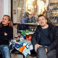 Closha, Rejverja in Hipija upodablja Robert Valčič - Valko (levo), besedo pa jim daje Andrej Erzetič - Erza.