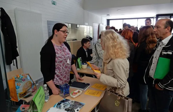 Teja Glažar (levo) iz kadrovske službe  podjetja Oro orodjarna 
je med iskalci zaposlitve iskala CNC operaterja in programerja.  