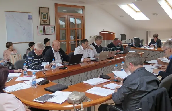 Svetniki opozicije David Zega, Damjan Grmek in Stojan 
Kosmina (na desni) so sejo po glasovanju protestno zapustili.