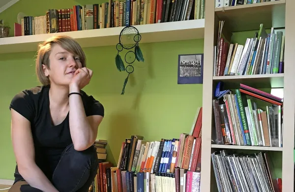 Jana Kavčič: “Nemogoče je ustvariti slovar, ki bi zajel vse 
besede, ki se uporabljajo, ker je jezik živ in se spreminja iz 
dneva v dan, od ust do ust.”