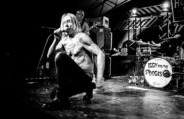 Ameriški glasbenik Iggy Pop, znan tudi kot pionir punka ali 
rockerski legvan, je danes dopolnil 70 let.