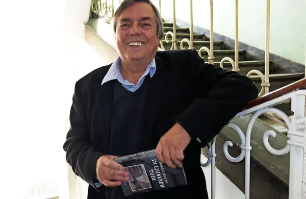 Drago Jančar: “V romanu se prepletajo  zgodbe dveh moških in dveh žensk, ki 
zaidejo v kolesje zgodovine in skušajo ohraniti ljubezen, nekaj najglobljega, 
kar je med ljudmi, pa tudi dostojanstvo. In skušajo seveda preživeti.”