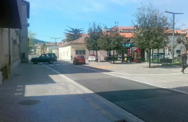 Družba CPK, d. d. je včeraj začela z urejanjem prehodov za 
pešce iz tlakovcev v Kopru. Dela bodo trajala predvidoma do 
12. maja.