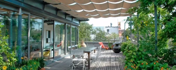 Čudovita terasa na vrhu stavbe je kot nalašč za sproščena 
druženja v toplejših mesecih.