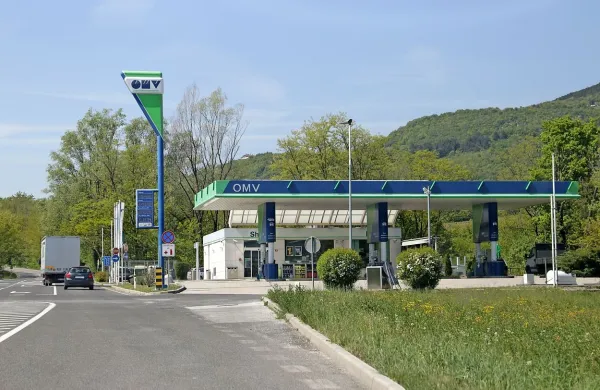 Po devetih mesecih so neznanci znova napadli bencinski 
servis na Ajševici in iz njega odnesli večjo količino cigaret.