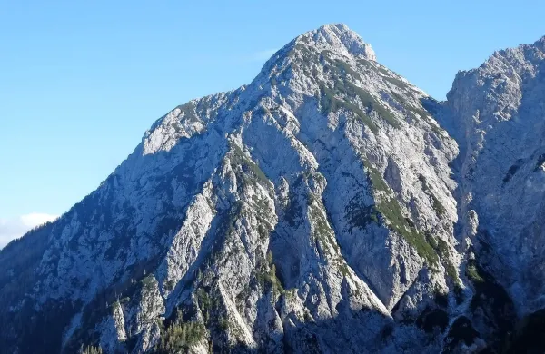 Slovenska planinka se je danes pod vrhom Velike Babe na 
avstrijskem Koroškem tik ob slovenski meji smrtno ponesrečila.
