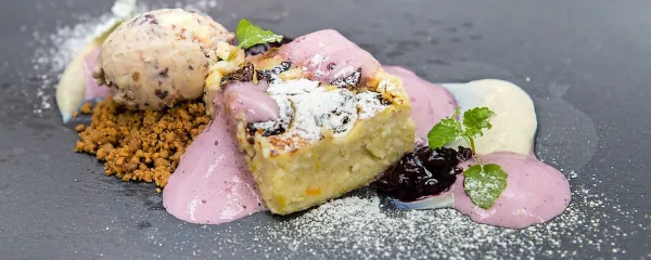 Recept: Skutne blazinice s suhimi brusnicami in borovničevo omako