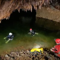 Jamska potapljača Igor Vrhovec in Sebastjan Gantar sta 
raziskala povezavo med Magdaleno in Pivko jamo. 