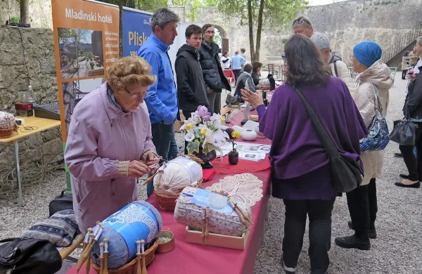 Sobota je v Štanjelu minila v znamenju čipke, katere izdelavo 
je predstavilo kar 50 klekljaric od blizu in daleč.