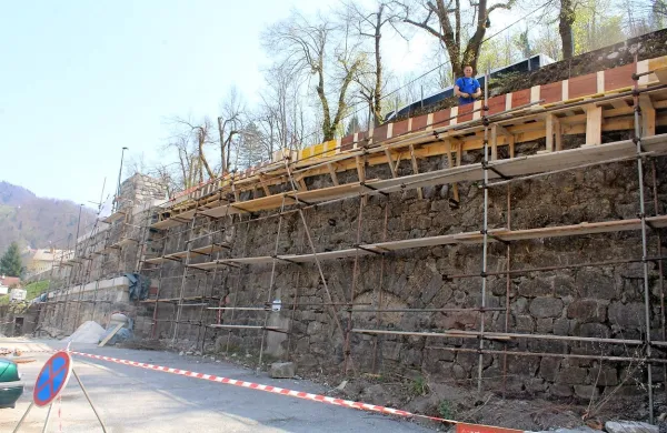 Obnova podpornih zidov naj bi varnost temu predelu Idrije 
zagotovila vsaj za desetletje.