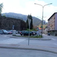 Blok pri Helenci (desno) se je lani ugreznil le za dva milimetra, 
nasproti njega pa bo ob trgovsko garažni hiši na novo urejeno 
celotno okolje.