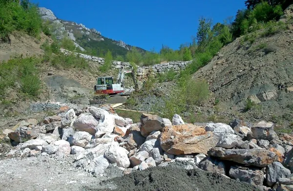 Vodnogospodarsko podjetje  Hidrotehnik je na plazu Slano 
blato začelo sanacijo  poškodovanih  objektov za odvodnjo 
zgornjega dela plazu.