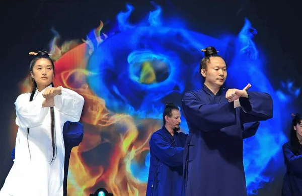  Od jutri  do 2. maja bodo v Sloveniji gostili daoističnega 
meniha in velikega mojstra Wudang Kung fu-ja, shifu Yuan Li 
Mina.