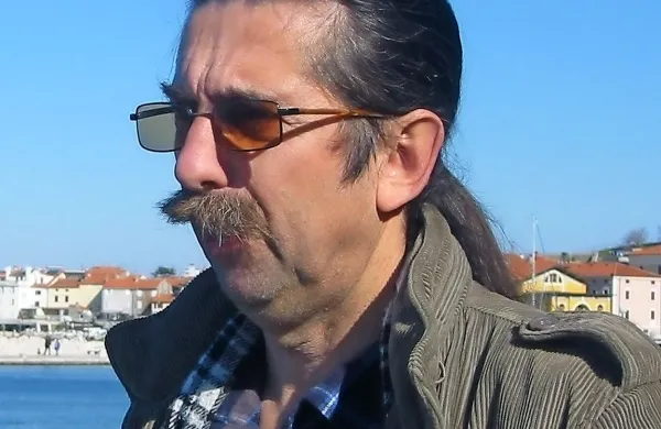 Slobodan Simič - Sime: “Tako kot so odstranili 
staro ulično svetilko, bodo lahko jutri še Tartinijev 
spomenik,  namesto cerkve na hribu pa bodo nekoč 
zgradili lep hotel.”