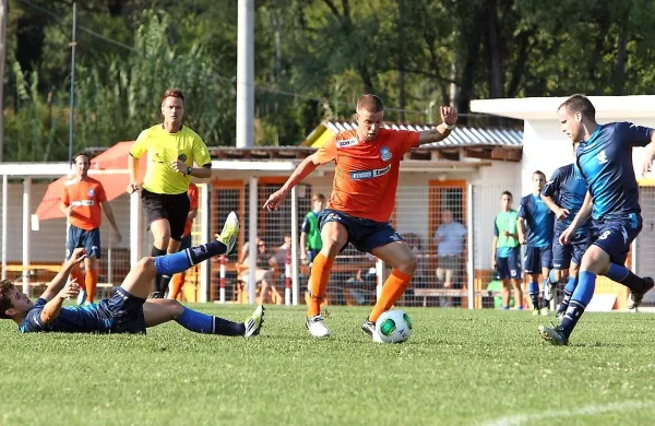 V ozadju so klubski prostori s slačilnicami na Sveti Katarini.