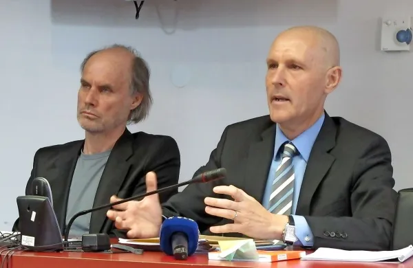 Koprsko tožilstvo rektorju UP Draganu Marušiču očita zlorabo uradnega položaja, k čemur naj bi ga napeljal odvetnik 
Velimir Cugmas.
