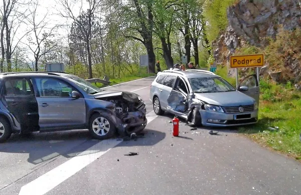 Voznica je v križišču izsilila prednost vozniku terenca.